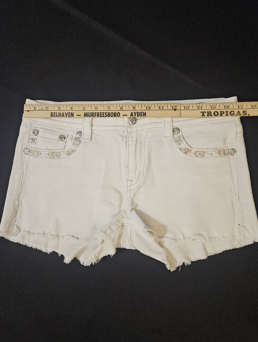 MISS ME Embellished Distressed Mid-Rise Easy Raw Hem Shorts Size 30 - Picture 9 of 12